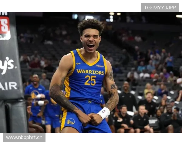 CJ·麦科勒姆无球跑位创造多次空位三分机会，拉开球队进攻空间